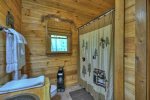 Aska Lodge - Main Level Full Bath